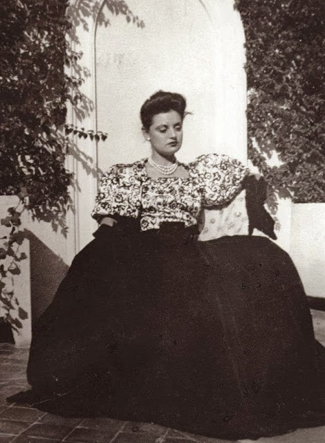 1942-la-modelo-lolita-laporte-con-un-vestido-de-balenciaga-jardines-casa-eisa